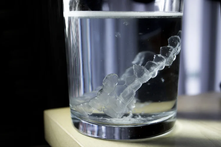 Retainer Brite comes in effervescent tablets that dissolve in water to break down stains, eliminate odours, and disinfect aligners, working well with Invisalign trays.