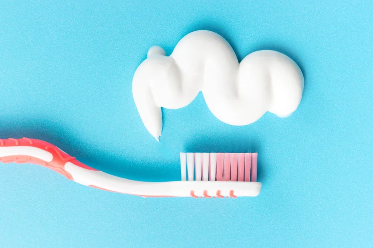 Toothbrush and whitening toothpaste that targets surface stains using mild abrasives and active ingredients to polish and lift discolouration without altering enamel's natural colour.